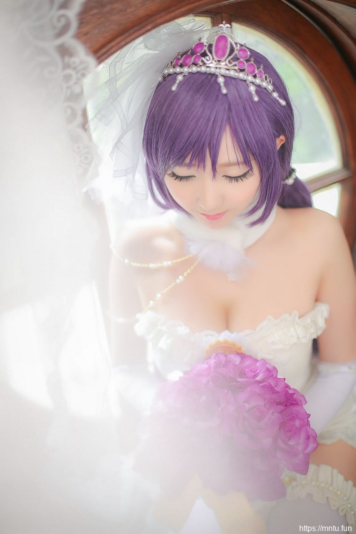 萝莉美女身穿婚纱cosplay动漫美少女东条希
