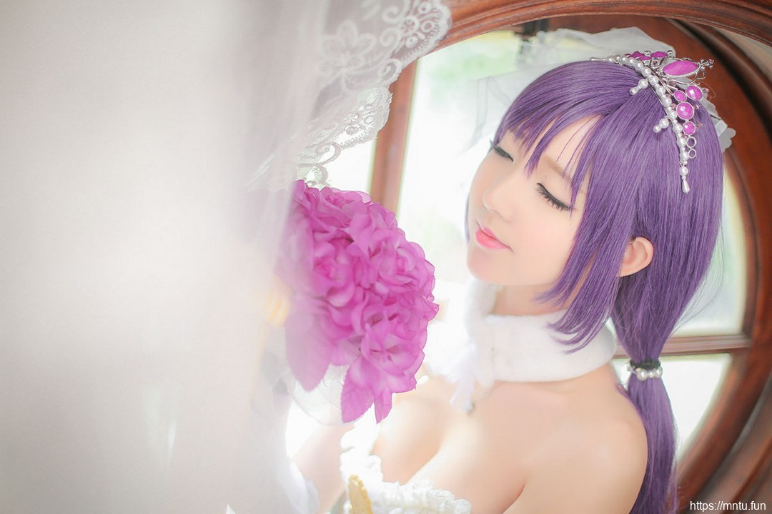 萝莉美女身穿婚纱cosplay动漫美少女东条希