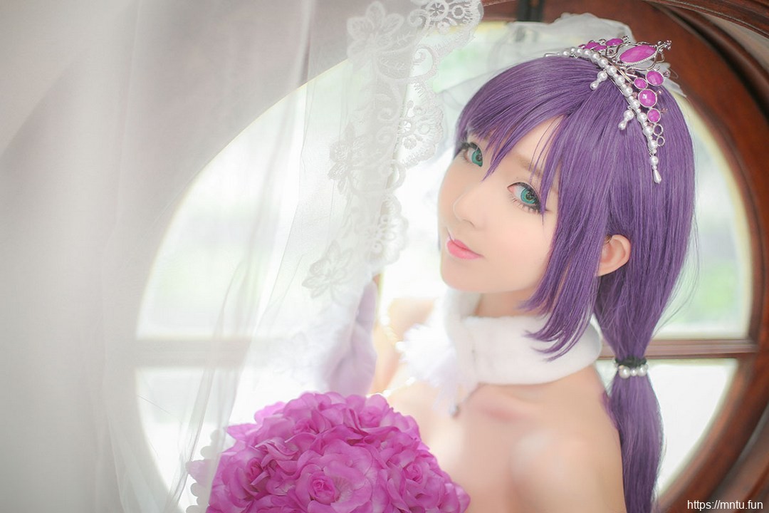 萝莉美女身穿婚纱cosplay动漫美少女东条希
