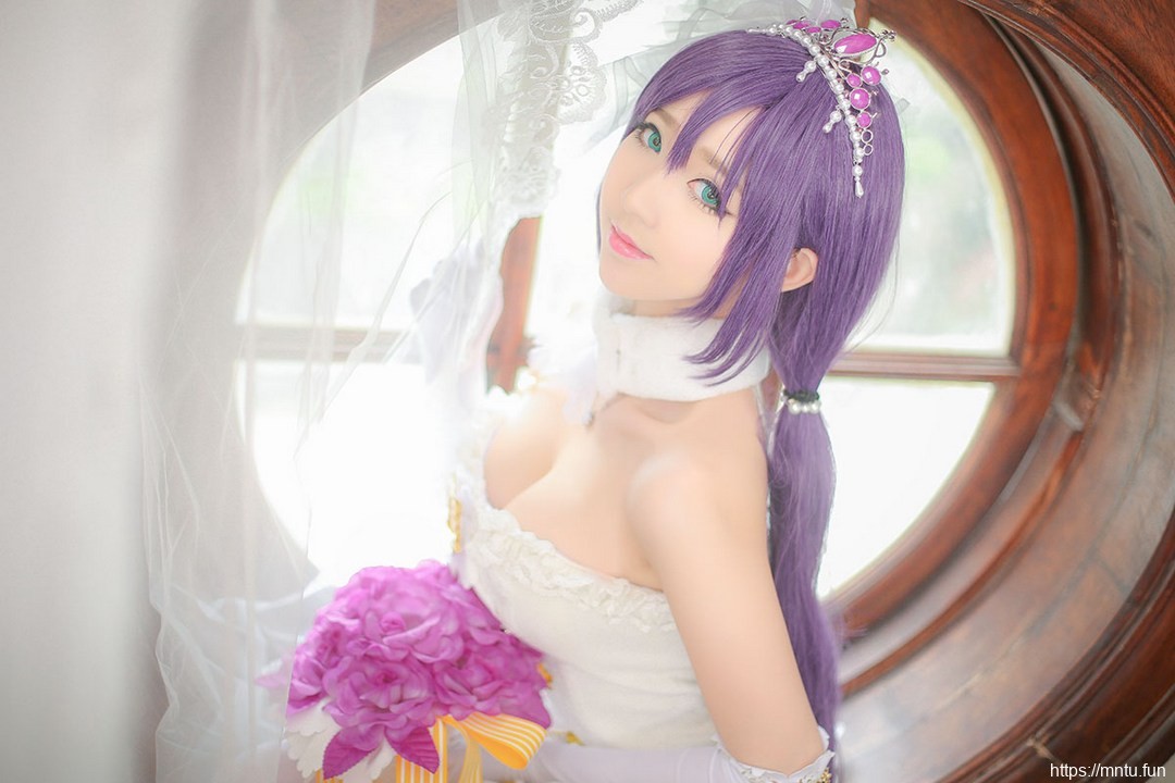 萝莉美女身穿婚纱cosplay动漫美少女东条希