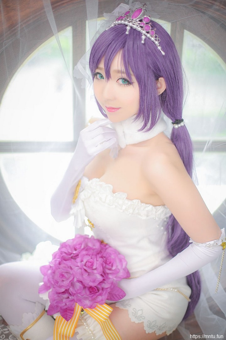 萝莉美女身穿婚纱cosplay动漫美少女东条希