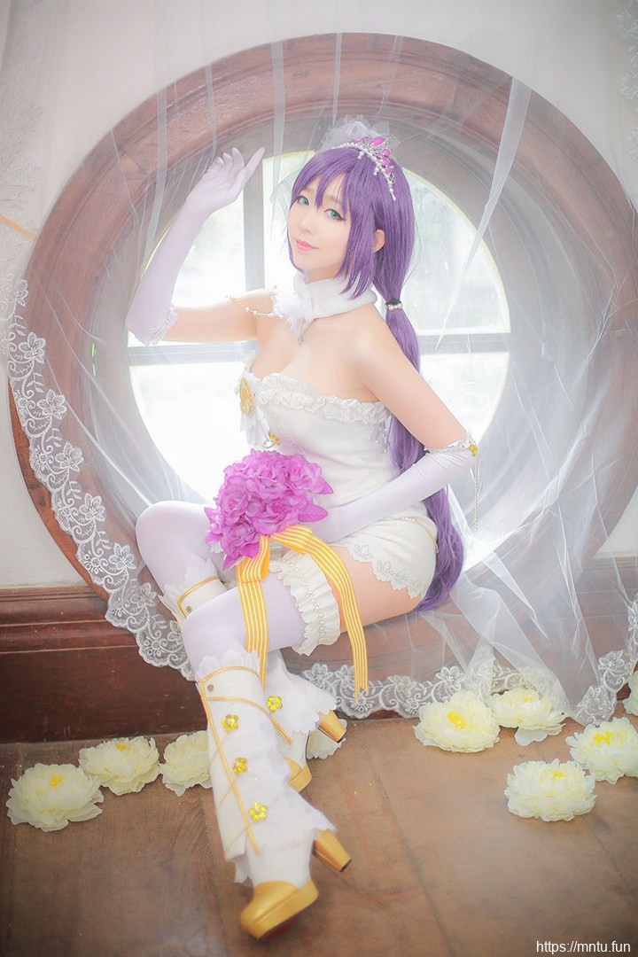 萝莉美女身穿婚纱cosplay动漫美少女东条希