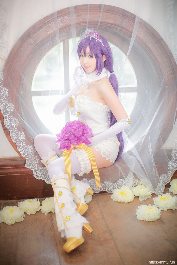 萝莉美女身穿婚纱cosplay动漫美少女东条希