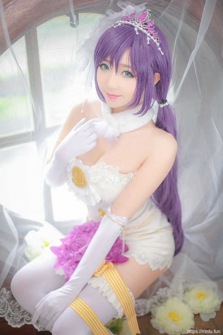 萝莉美女身穿婚纱cosplay动漫美少女东条希