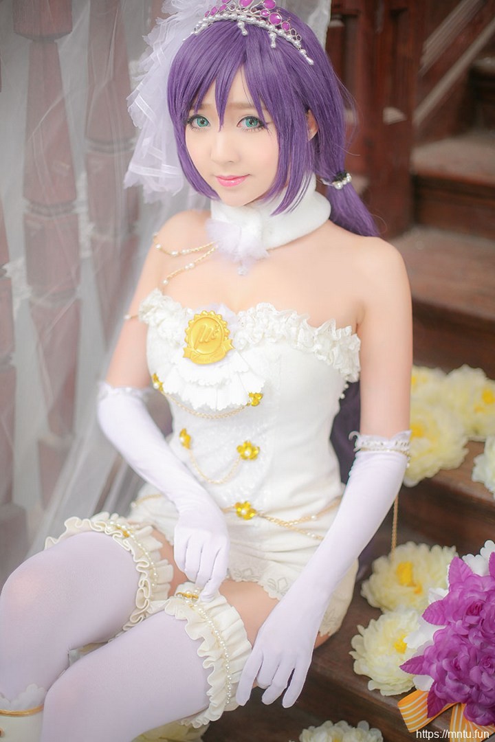 萝莉美女身穿婚纱cosplay动漫美少女东条希