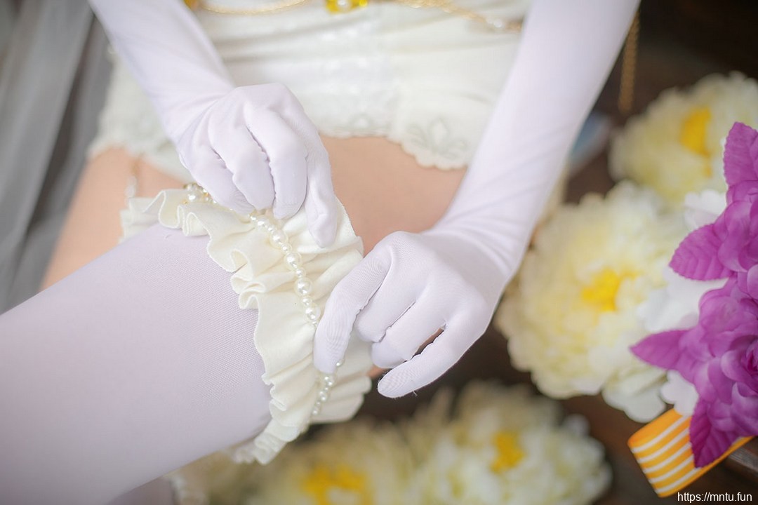 萝莉美女身穿婚纱cosplay动漫美少女东条希