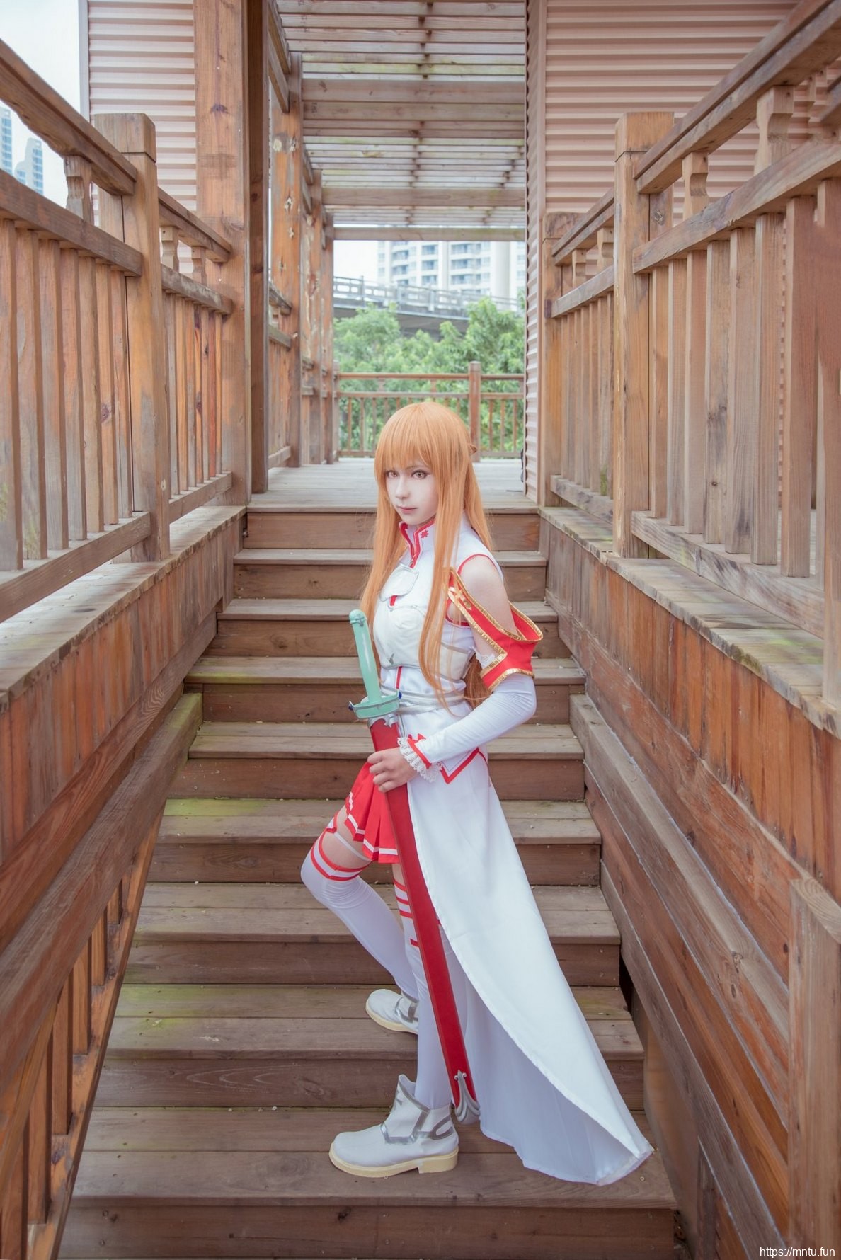 白皙美女Cosplay刀剑神域女主角亚丝娜写真照