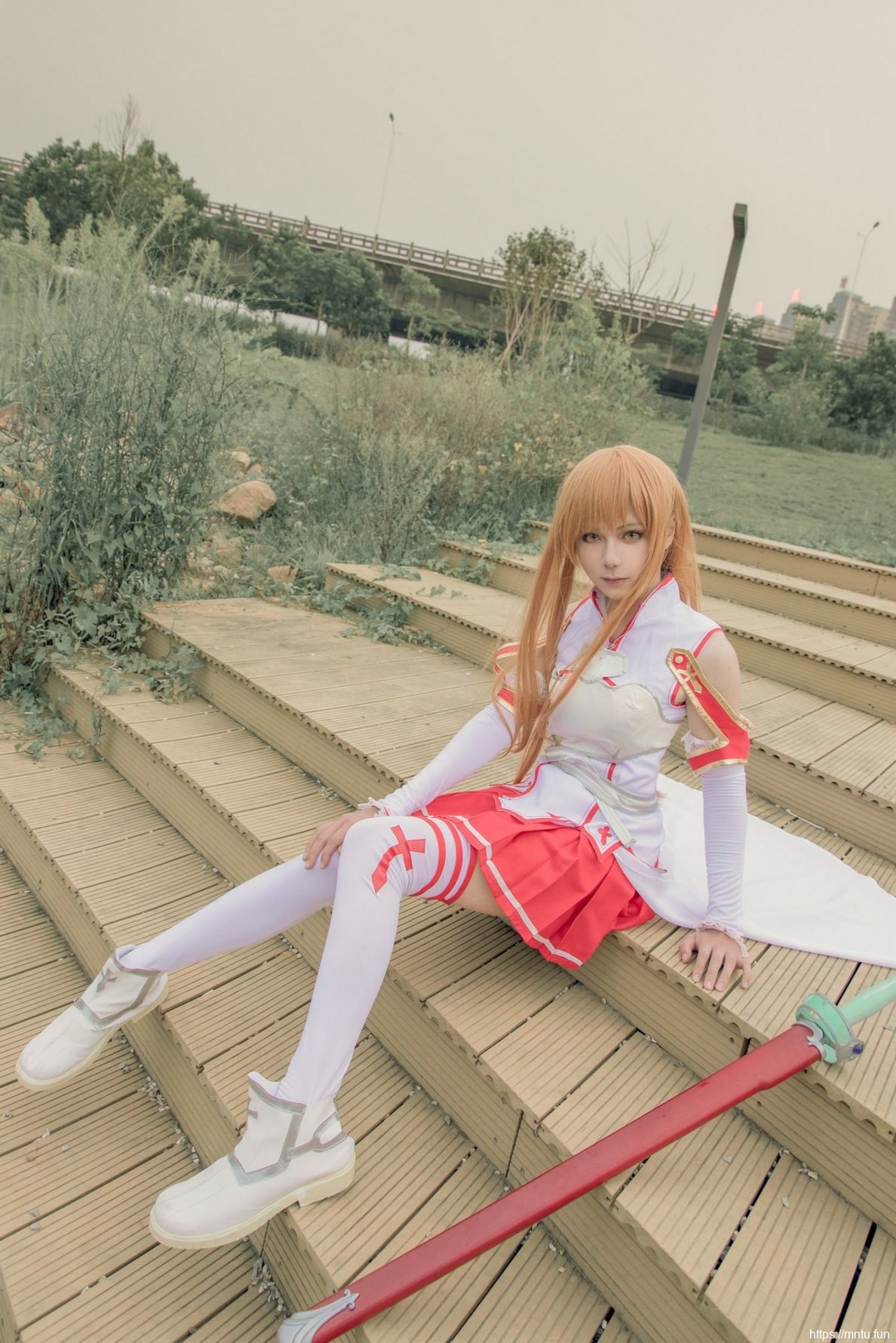 白皙美女Cosplay刀剑神域女主角亚丝娜写真照