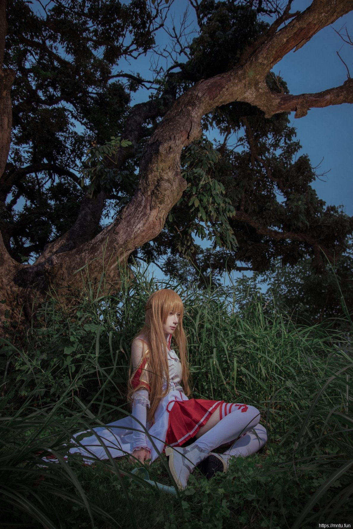 白皙美女Cosplay刀剑神域女主角亚丝娜写真照