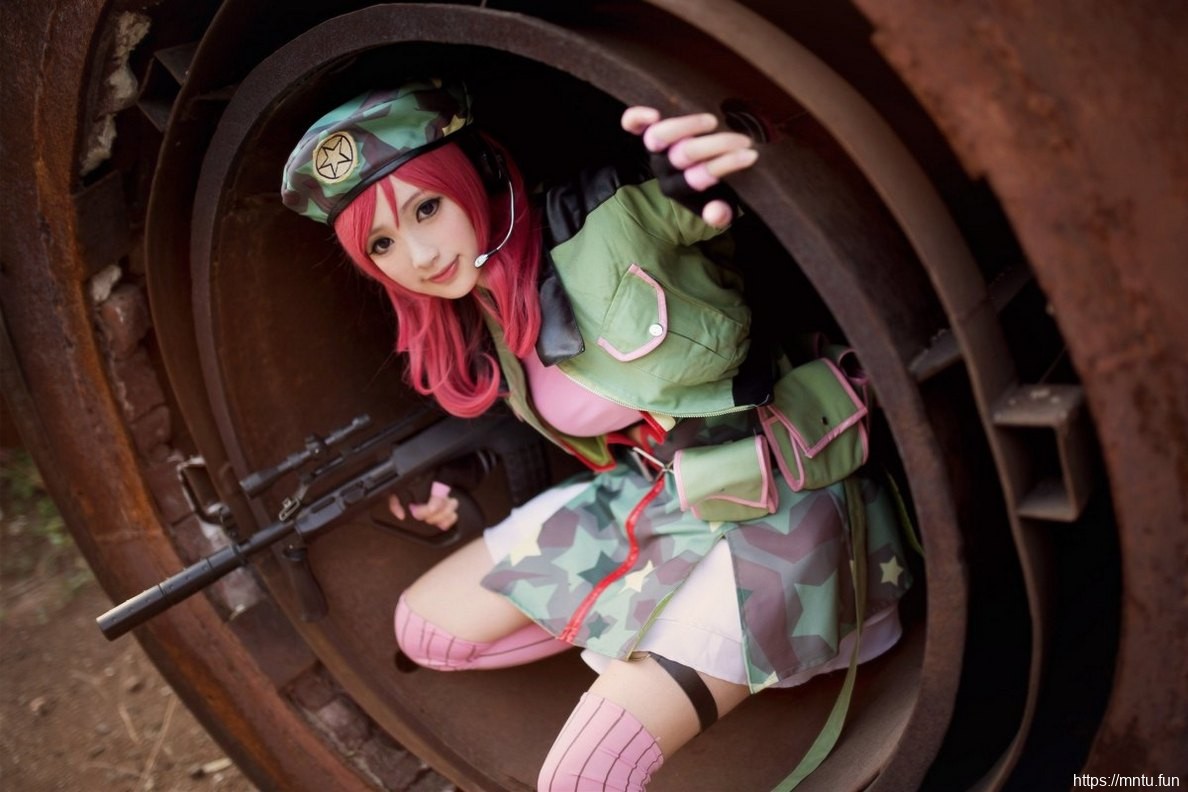 白皙美少女手持枪械身穿迷彩服cosplay十分帅气