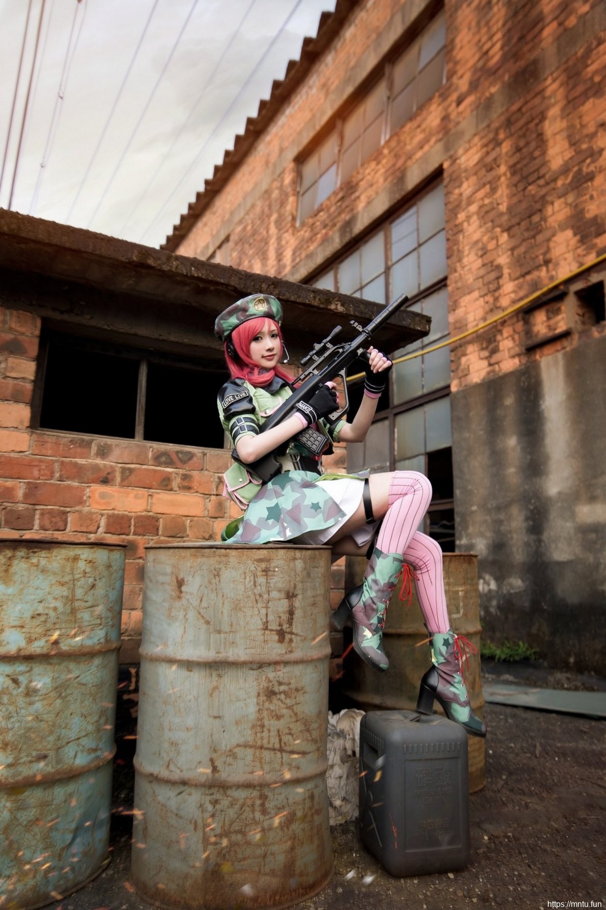 白皙美少女手持枪械身穿迷彩服cosplay十分帅气