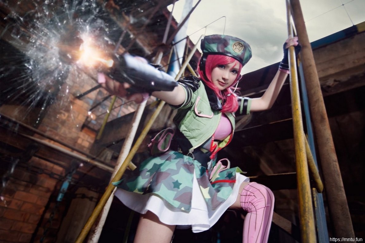 白皙美少女手持枪械身穿迷彩服cosplay十分帅气