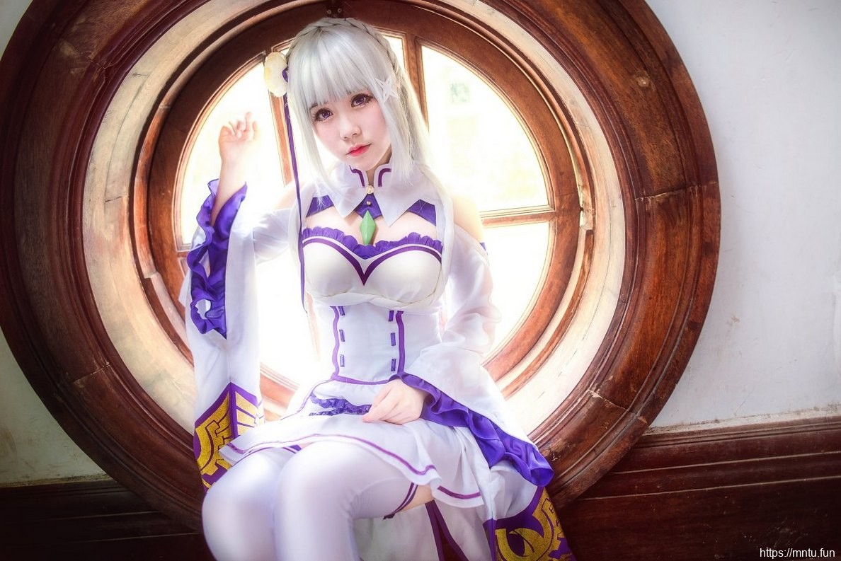 迷人美女Cosplay动漫人物爱蜜莉雅让人垂涎三尺