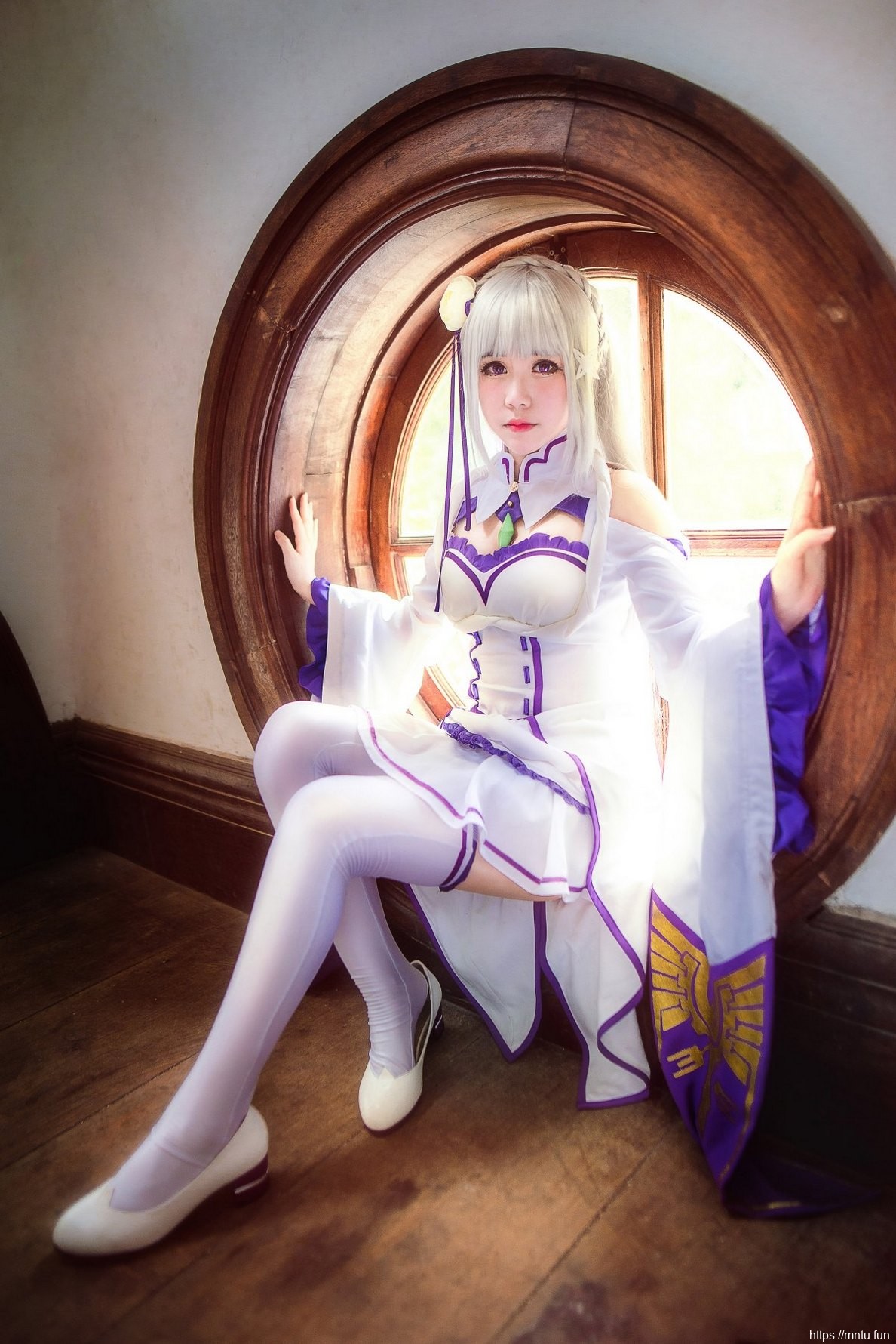 迷人美女Cosplay动漫人物爱蜜莉雅让人垂涎三尺