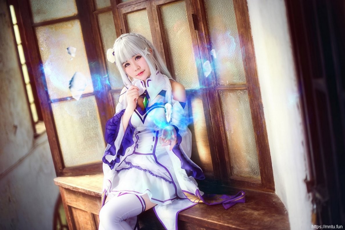 迷人美女Cosplay动漫人物爱蜜莉雅让人垂涎三尺