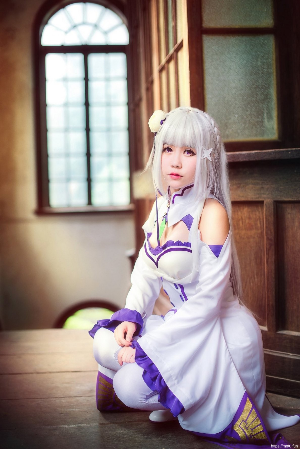 迷人美女Cosplay动漫人物爱蜜莉雅让人垂涎三尺