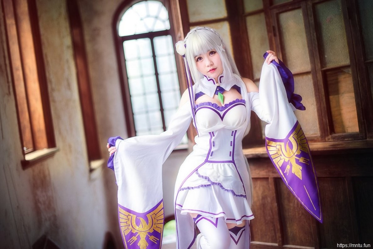 迷人美女Cosplay动漫人物爱蜜莉雅让人垂涎三尺