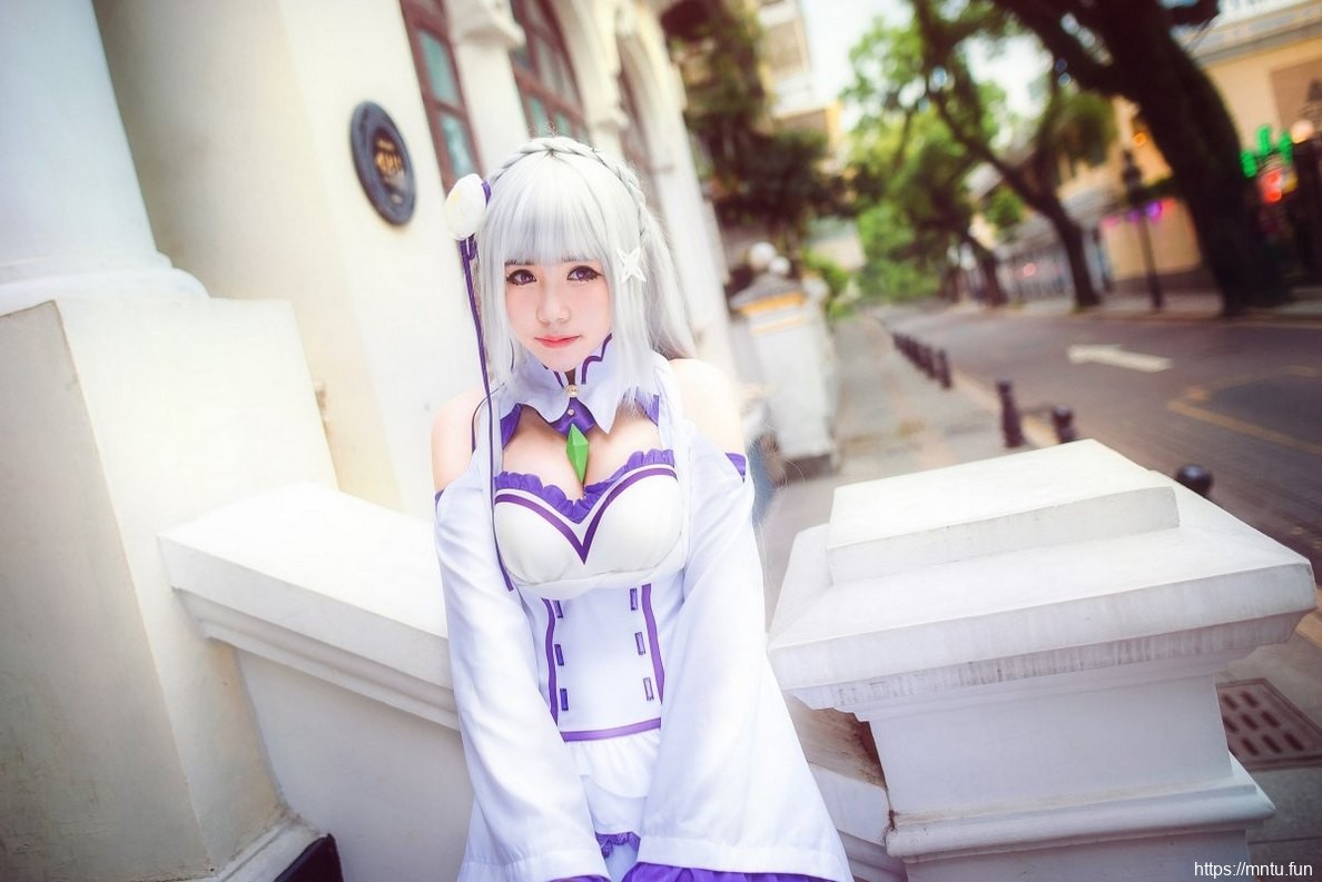 迷人美女Cosplay动漫人物爱蜜莉雅让人垂涎三尺