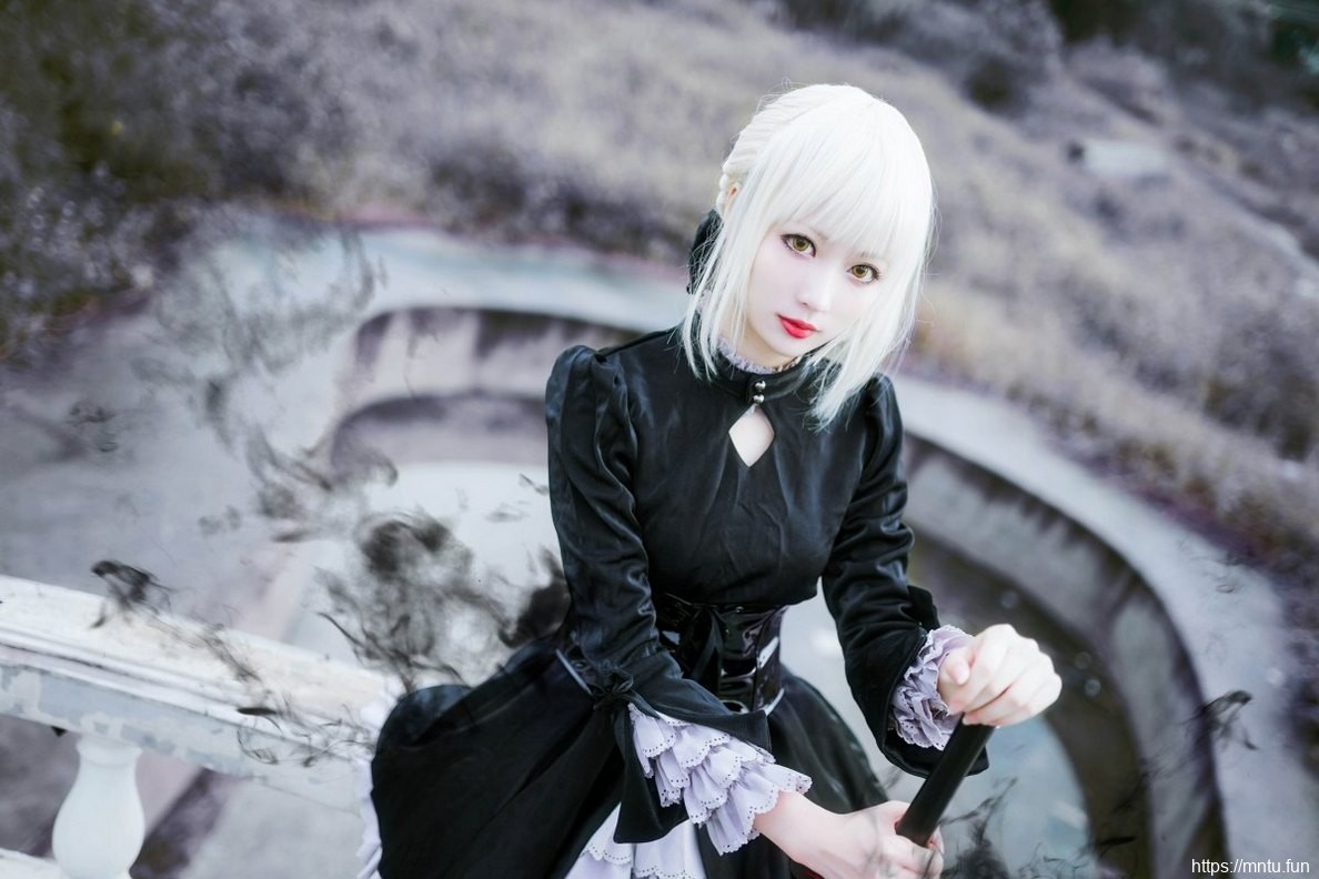 白皙美少女cosplay动漫人物亚瑟王肤如凝脂
