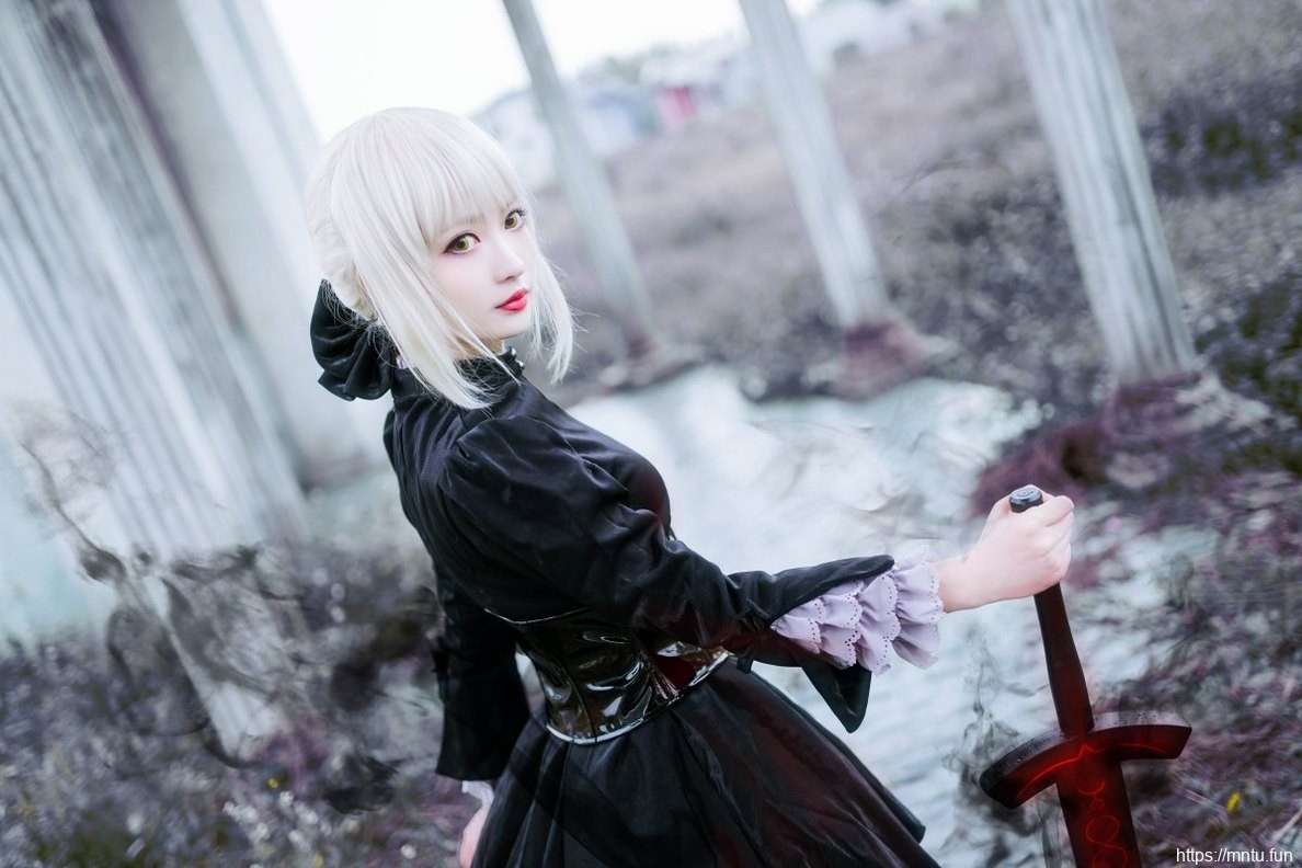 白皙美少女cosplay动漫人物亚瑟王肤如凝脂