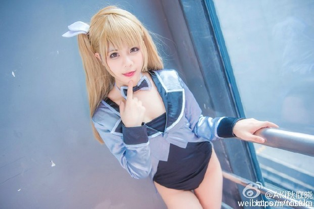 白皙诱人萌妹子高叉礼服cosplay动漫美女南小鸟
