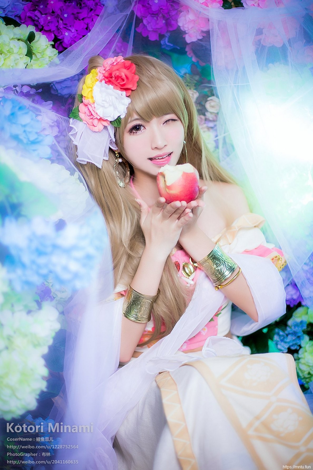 甜美少女身穿精致服饰cosplay动漫人物南小鸟