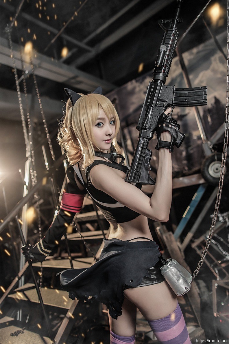 甜美少女手持枪械cosplay战场双马尾克林薇儿