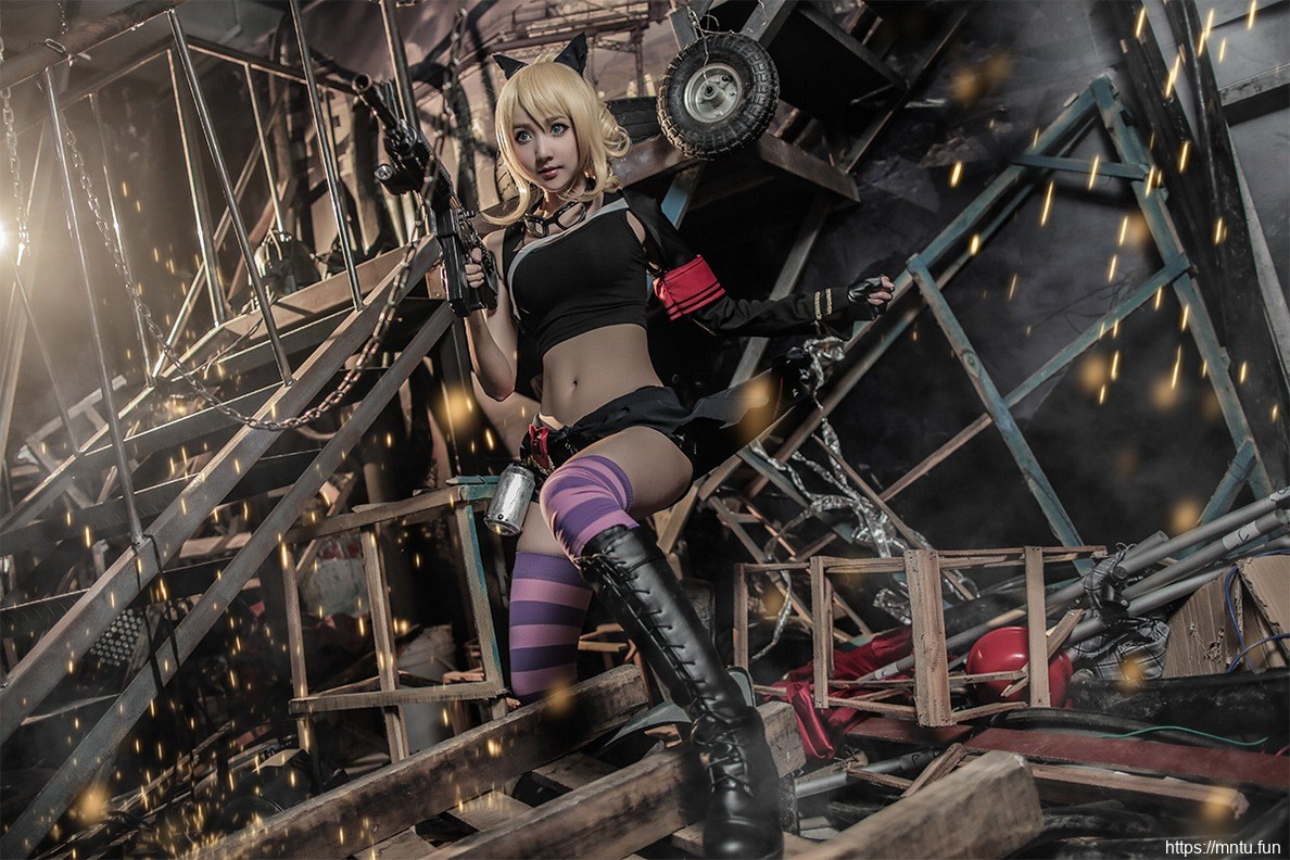 甜美少女手持枪械cosplay战场双马尾克林薇儿