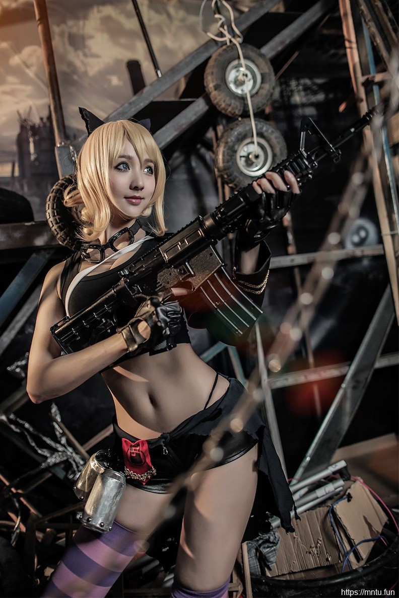 甜美少女手持枪械cosplay战场双马尾克林薇儿