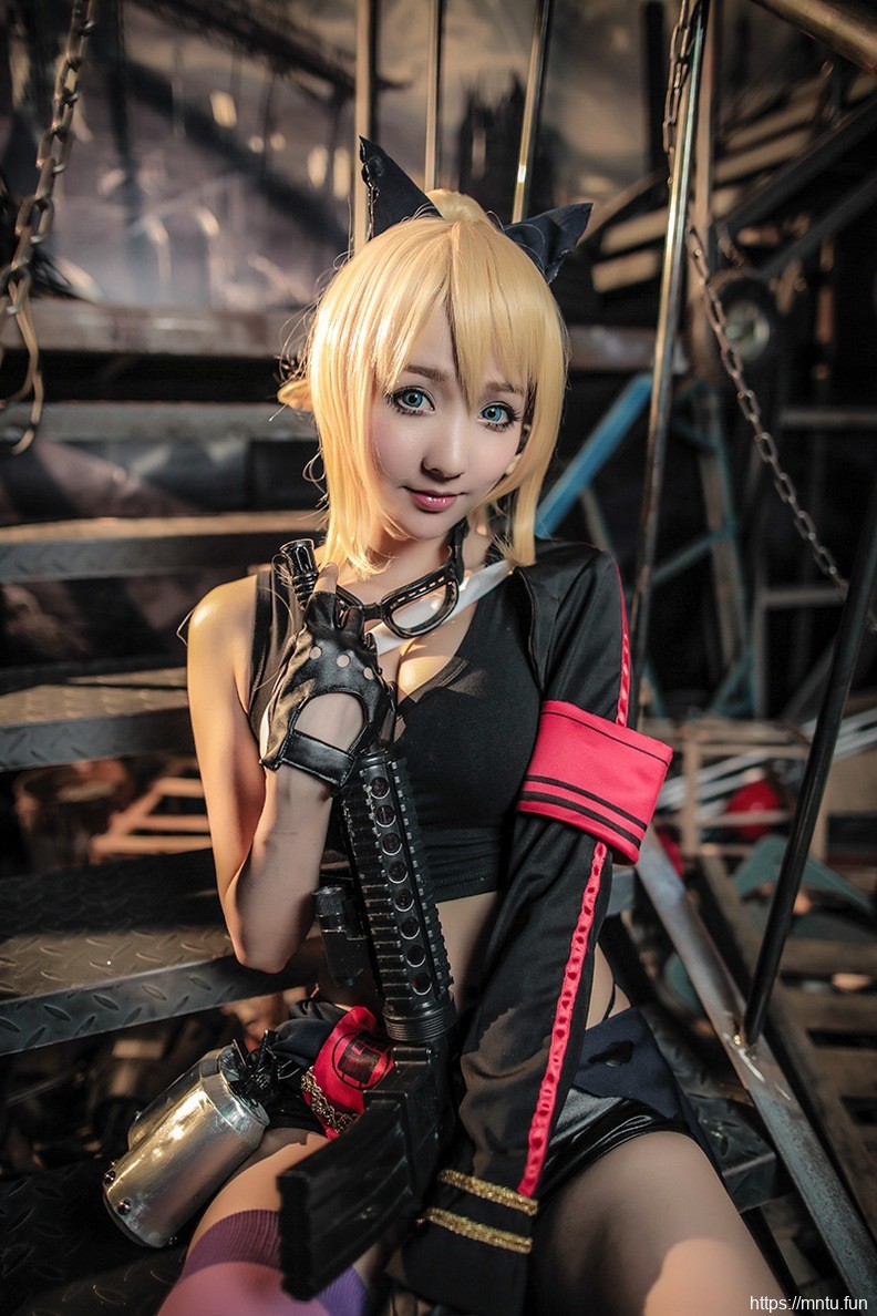 甜美少女手持枪械cosplay战场双马尾克林薇儿