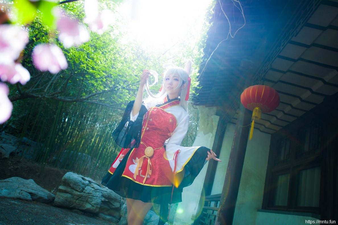 娇小萌妹子池水边cosplay月宫蟾兔十分迷人