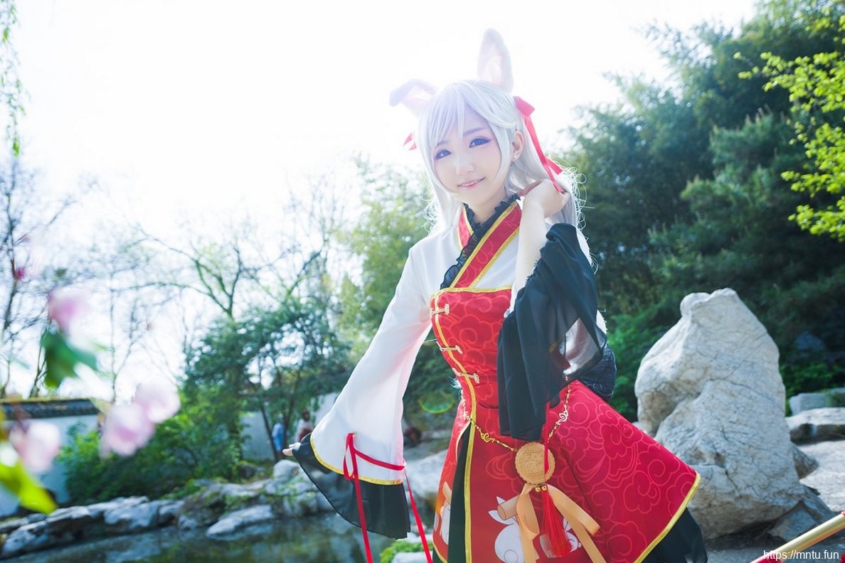 娇小萌妹子池水边cosplay月宫蟾兔十分迷人