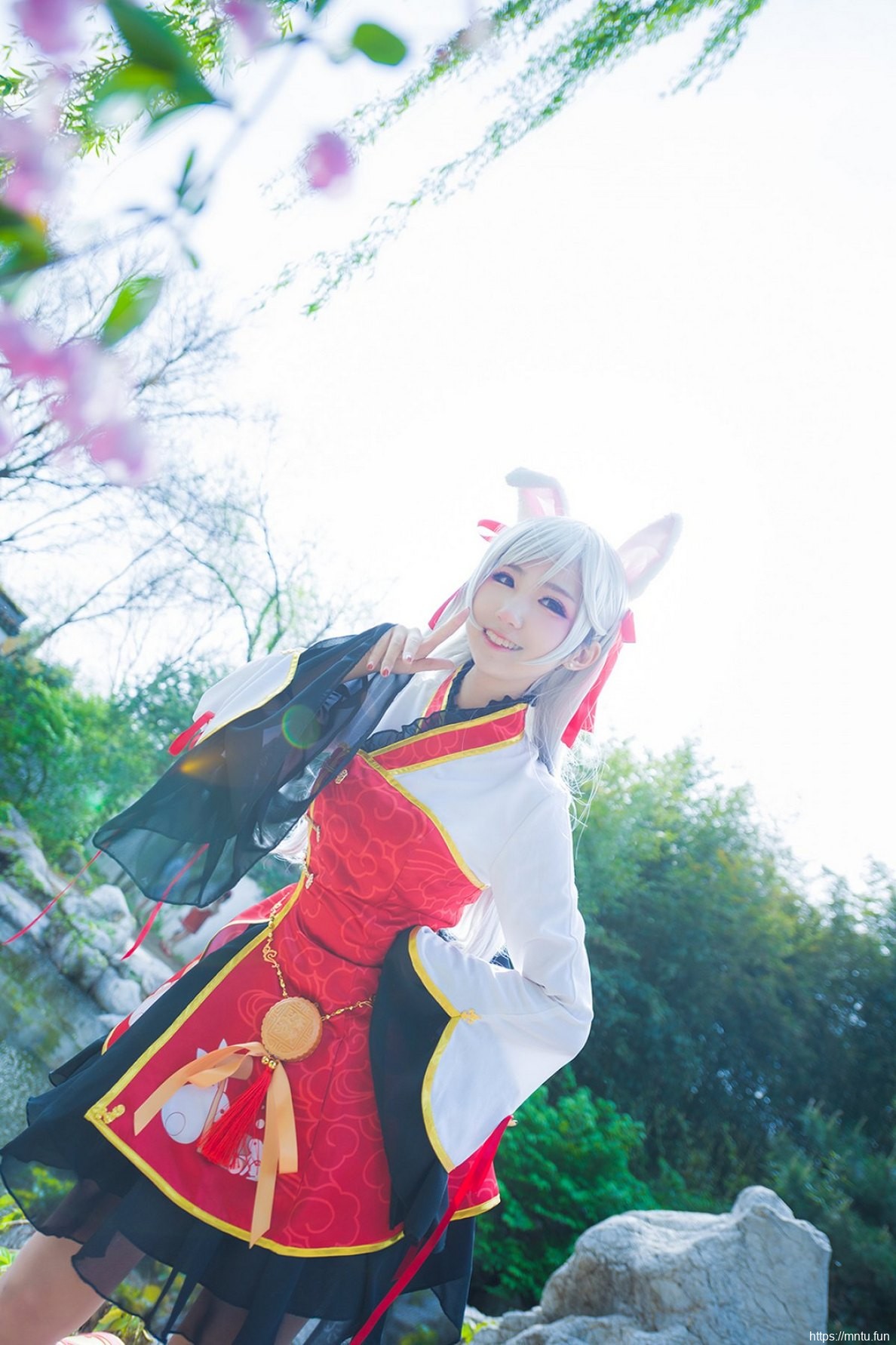 娇小萌妹子池水边cosplay月宫蟾兔十分迷人