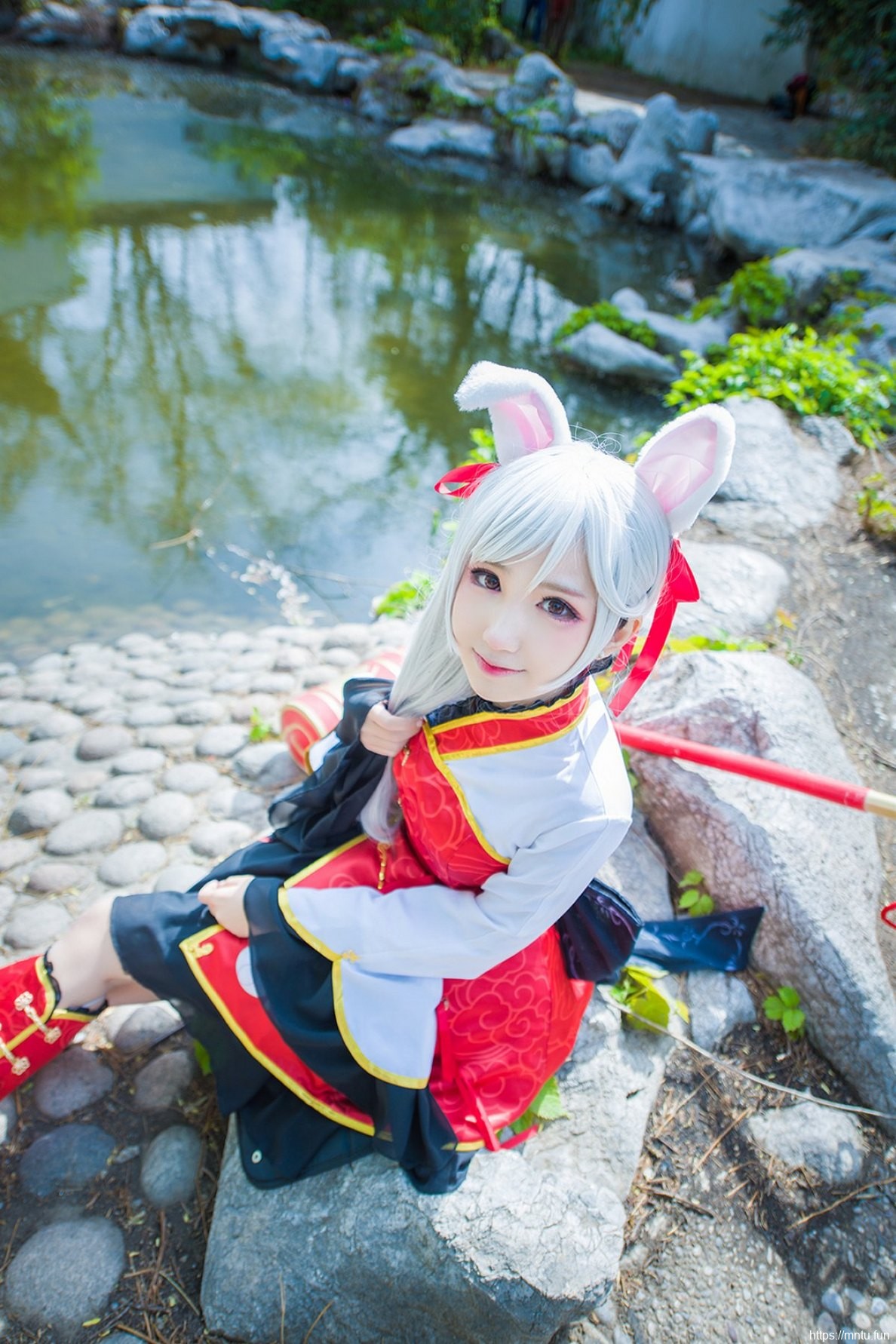 娇小萌妹子池水边cosplay月宫蟾兔十分迷人