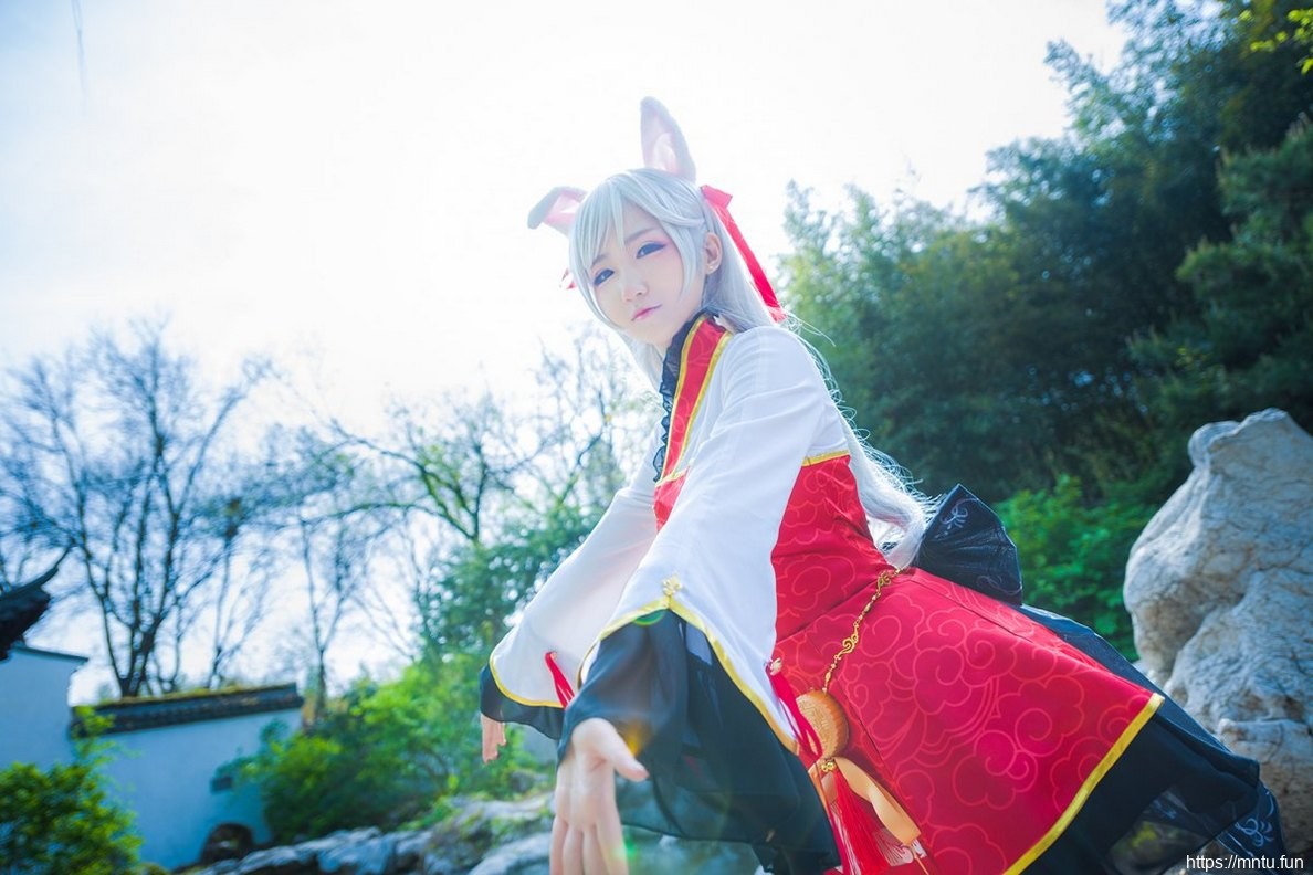 娇小萌妹子池水边cosplay月宫蟾兔十分迷人