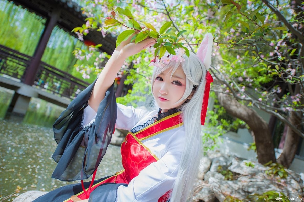 娇小萌妹子池水边cosplay月宫蟾兔十分迷人