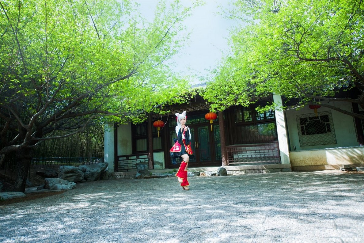 娇小萌妹子池水边cosplay月宫蟾兔十分迷人