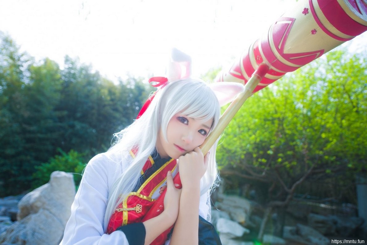 娇小萌妹子池水边cosplay月宫蟾兔十分迷人