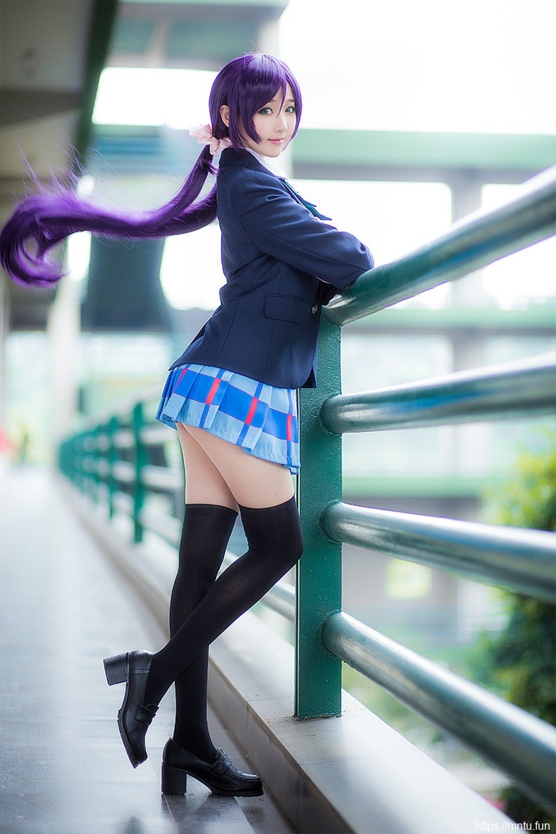 靓丽萌妹子身穿校服cosplay动漫美女东条希