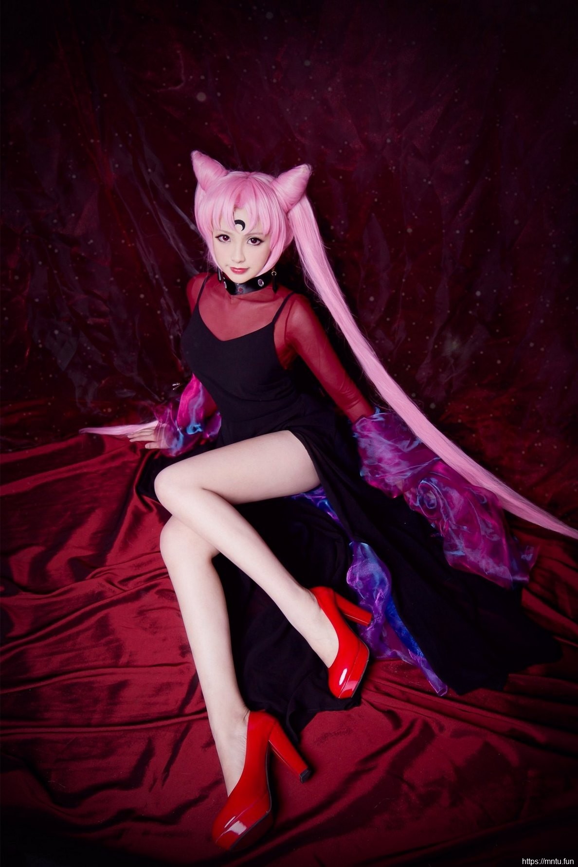 白皙粉嫩美女黑色美裙修长美腿cosplay黑暗小姐