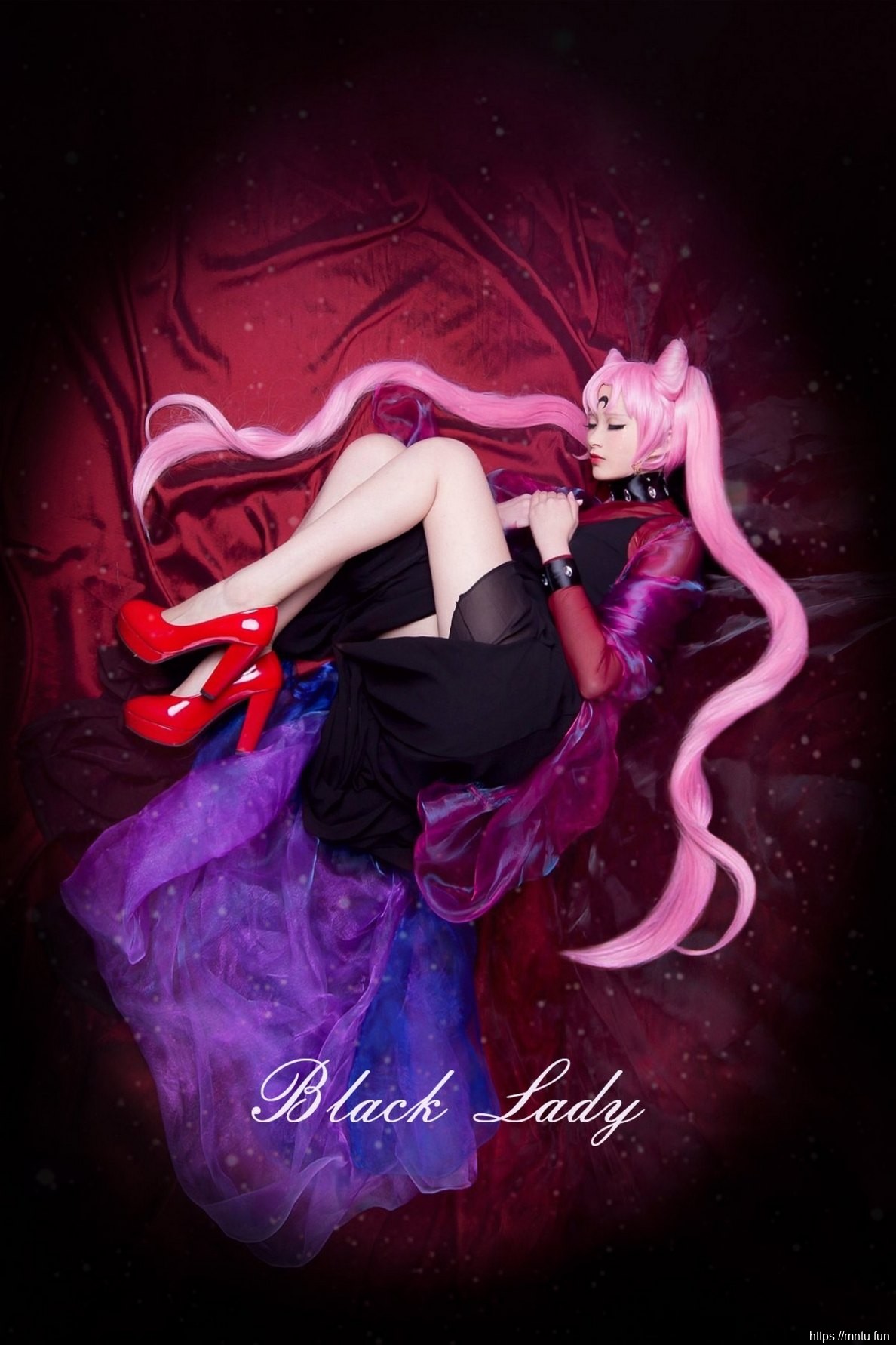 白皙粉嫩美女黑色美裙修长美腿cosplay黑暗小姐