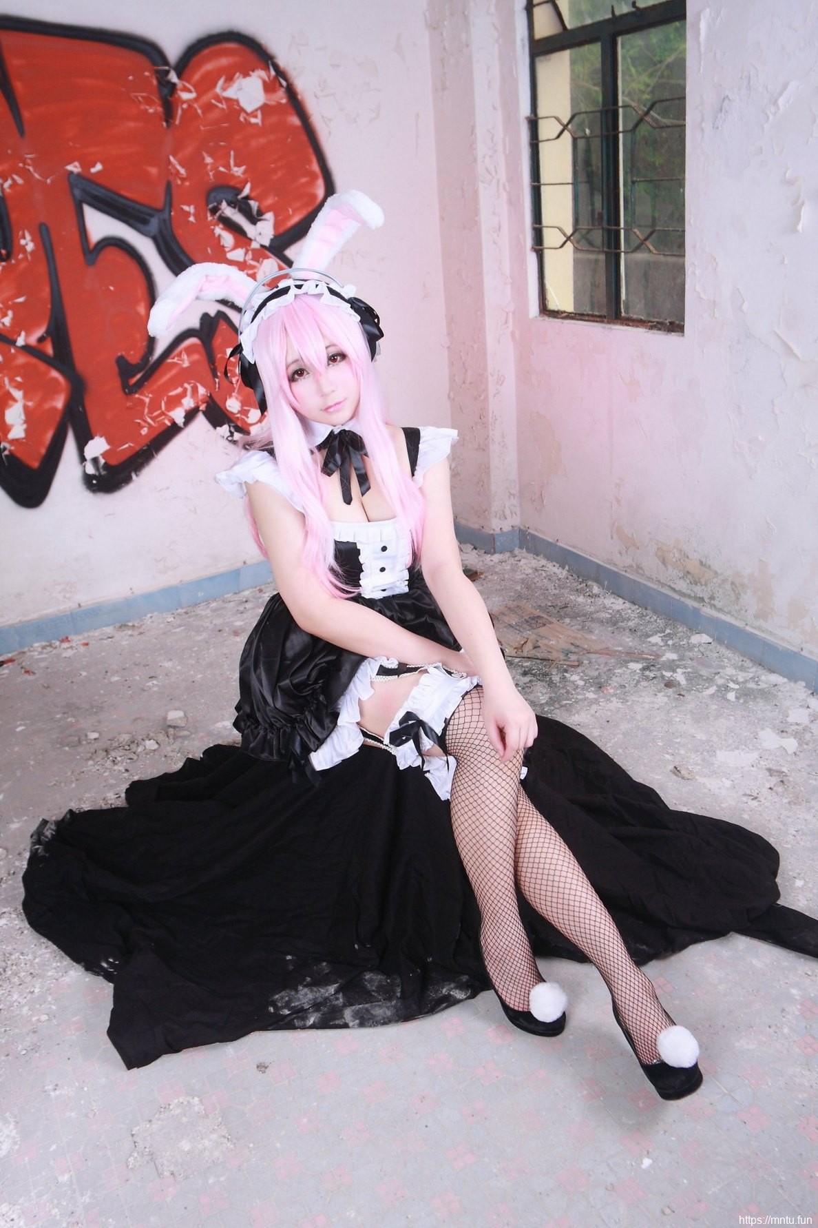 清纯萌妹化身性感女仆cosplay索尼子妩媚动人