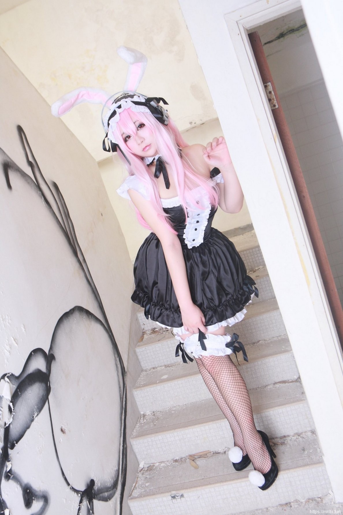 清纯萌妹化身性感女仆cosplay索尼子妩媚动人