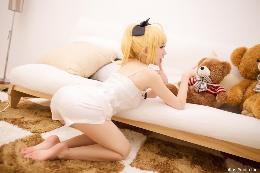 靓丽美女姐妹花cosplay扮演Saber私房闺蜜照