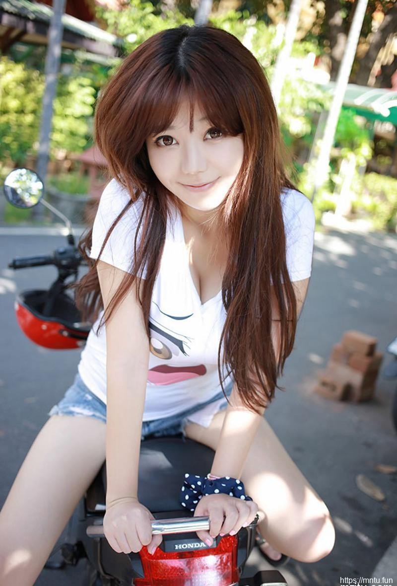 清纯玉女刘飞儿白嫩豪乳波涛汹