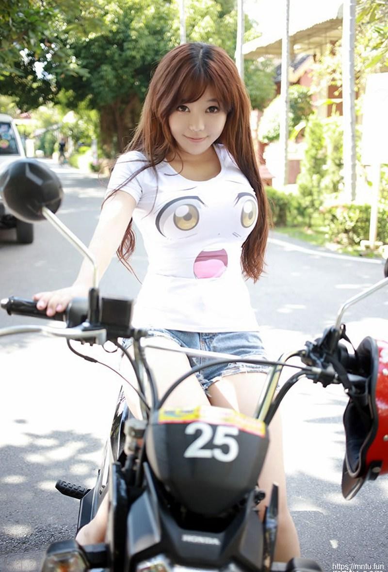 清纯玉女刘飞儿白嫩豪乳波涛汹