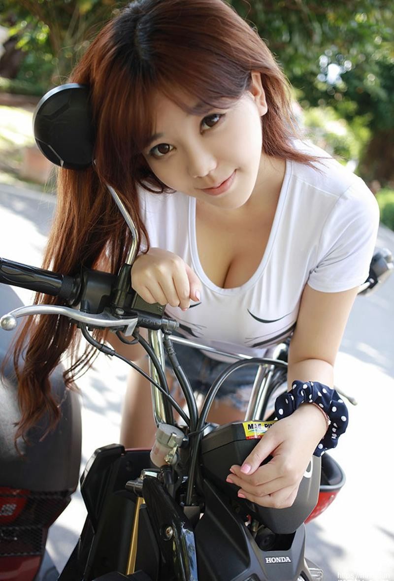 清纯玉女刘飞儿白嫩豪乳波涛汹