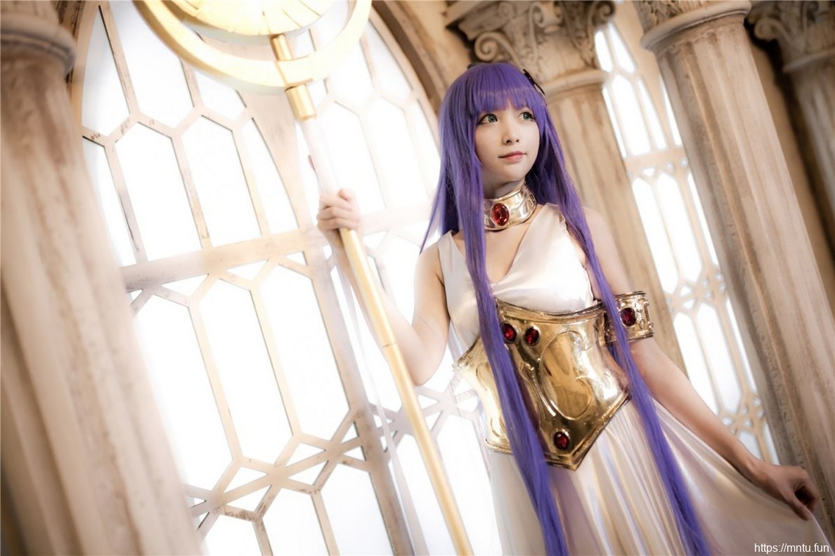 气质美女身穿白皙长裙cosplay战争女神雅典娜美图