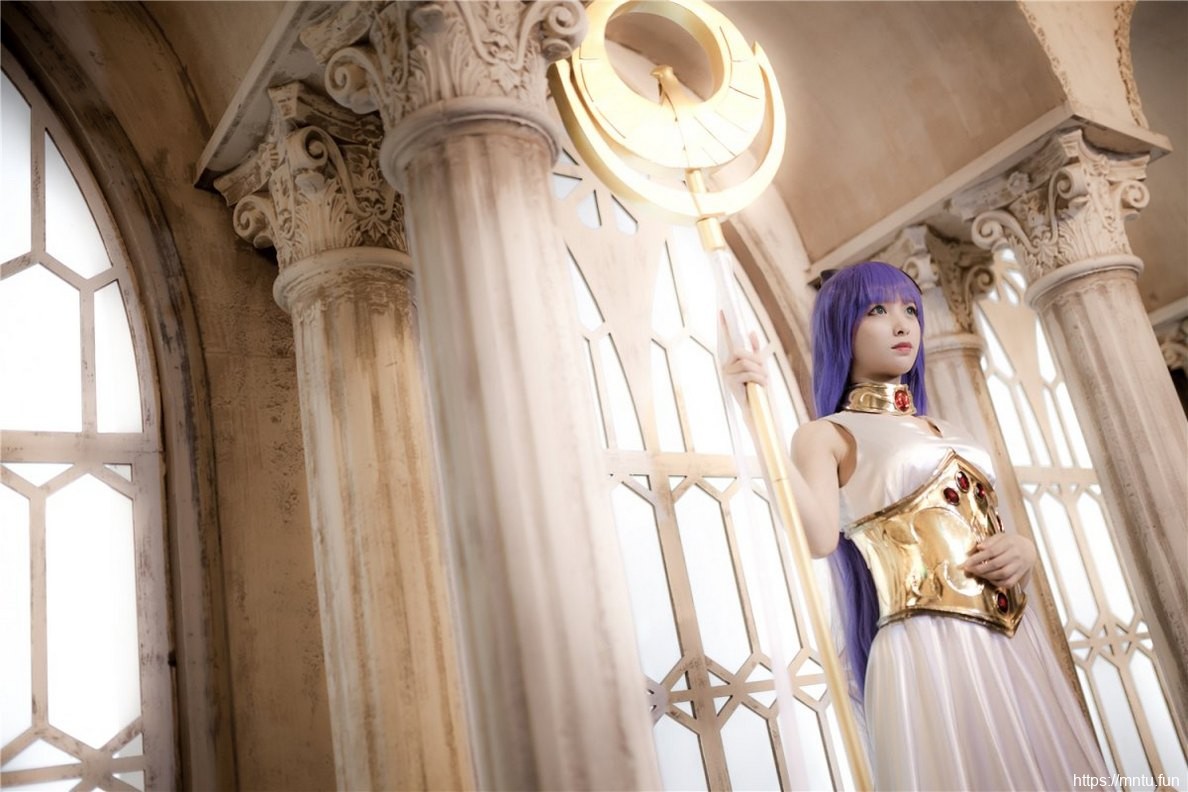 气质美女身穿白皙长裙cosplay战争女神雅典娜美图