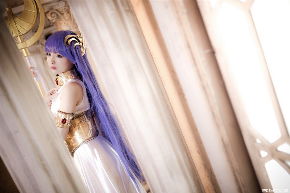 气质美女身穿白皙长裙cosplay战争女神雅典娜美图